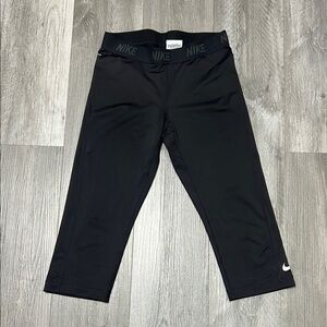 Nike woman’s cropped leggings / black / Size Large